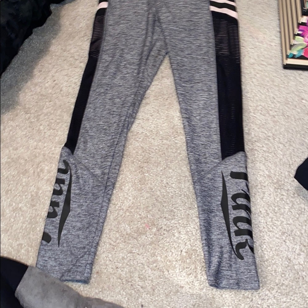 S VS pink leggings